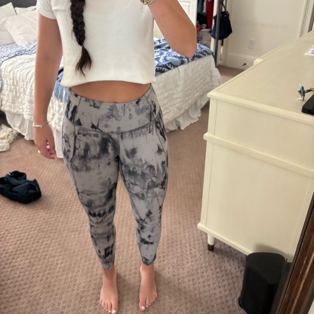Lululemon Fast and Free Tie Dye Leggingsngs size 4 black and grey tie dye